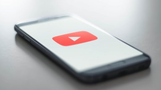 Logo serwisu YouTube na ekranie nowoczesnego telefonu