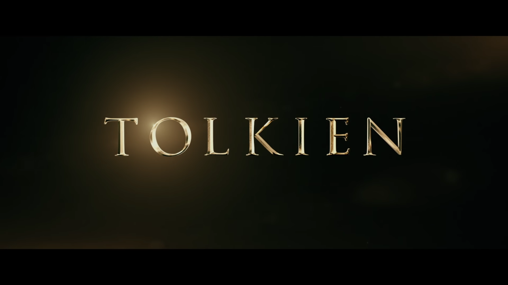 Ikoniczne nazwisko J.R.R. Tolkiena, które poprzedza datę premiery, 10 maja w trailerze filmu o brytyjskim pisarzu, źródło: FoxSearchlight/youtube.com