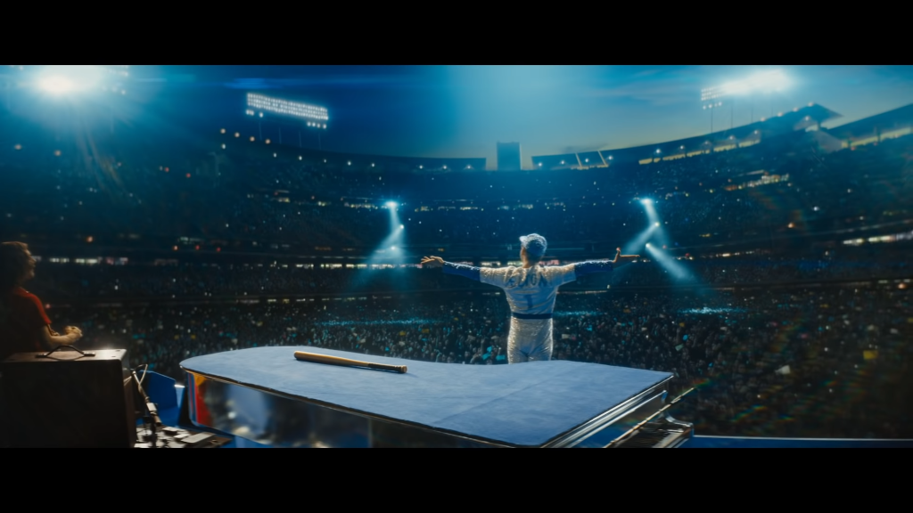 Kadr z filmu "Rocketman" w reżyserii Dextera Fletchera, źródło grafiki: kanał YouTube wytwórni Paramount Pictures